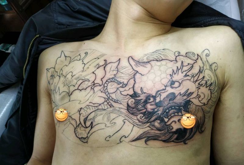 花胸唐狮未完成纹身图片_胸部新传统花胸唐狮纹身图案