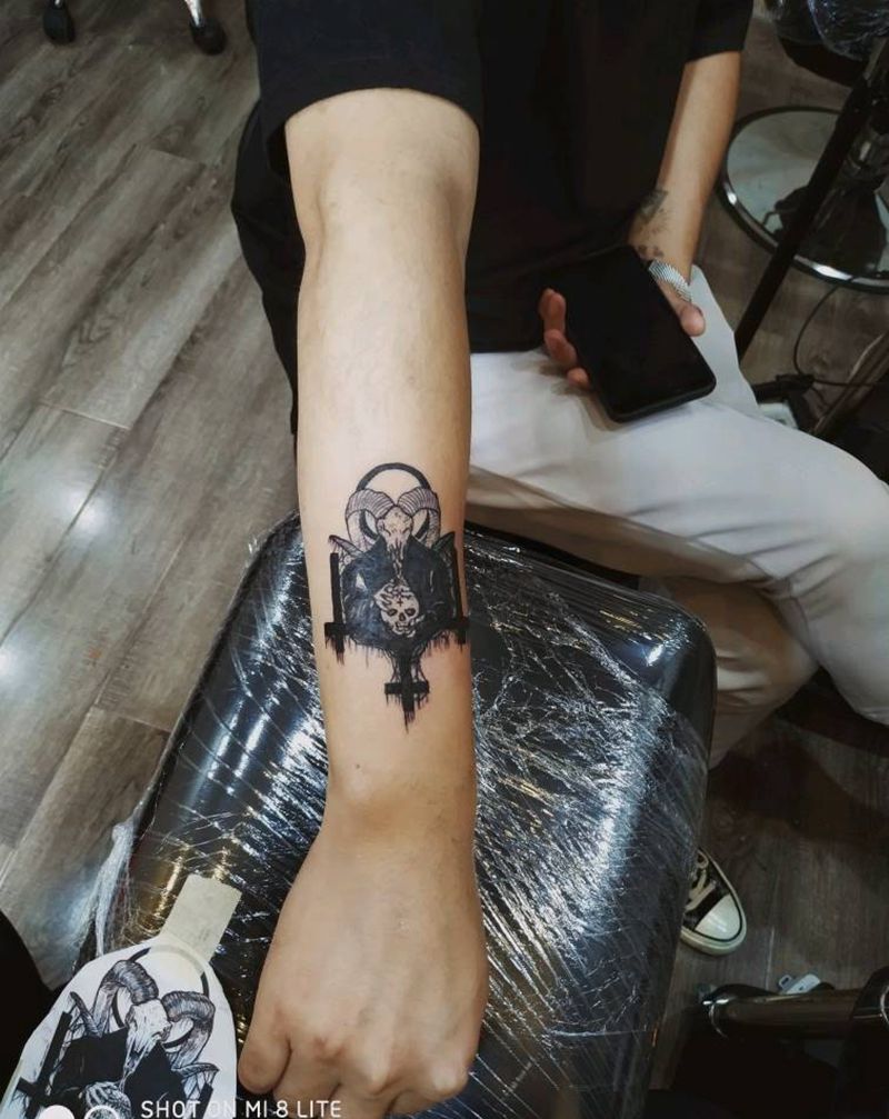 撒旦遮盖十字架纹身图片_手部New School撒旦耶稣遮盖纹身图案