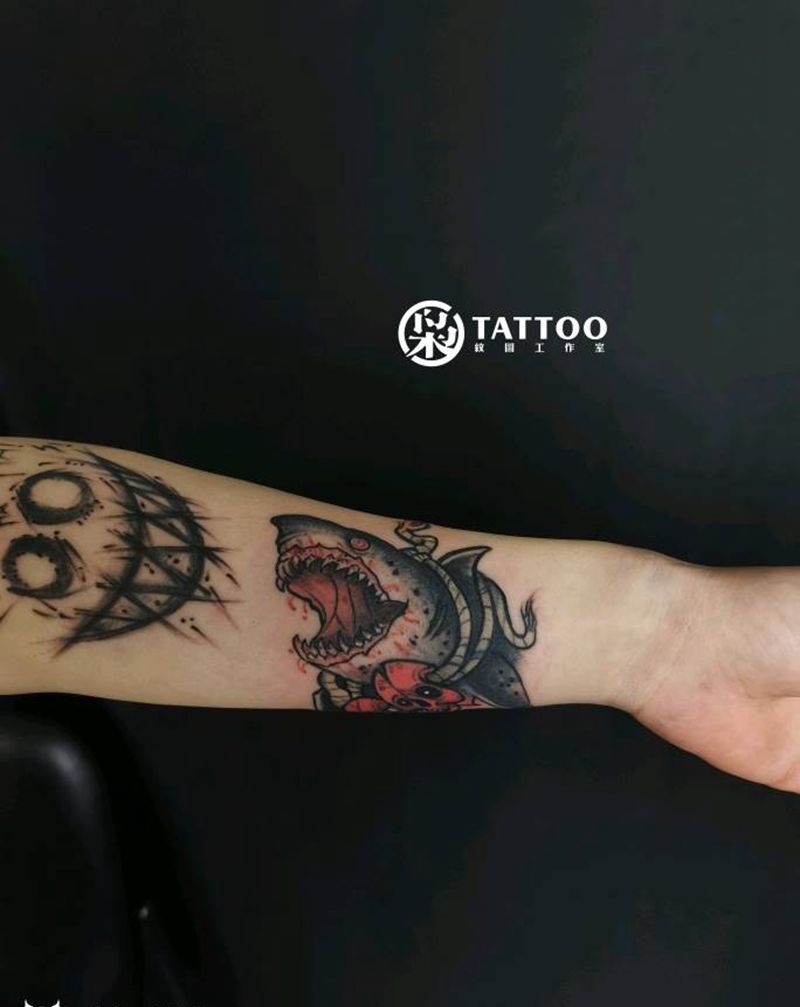 恶魔笑脸，纽斯固纹身图片_手臂New School纹身图案