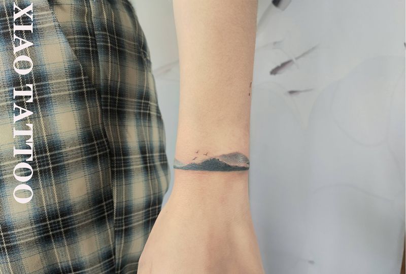 山水小环纹身图片_手部水墨纹身图案