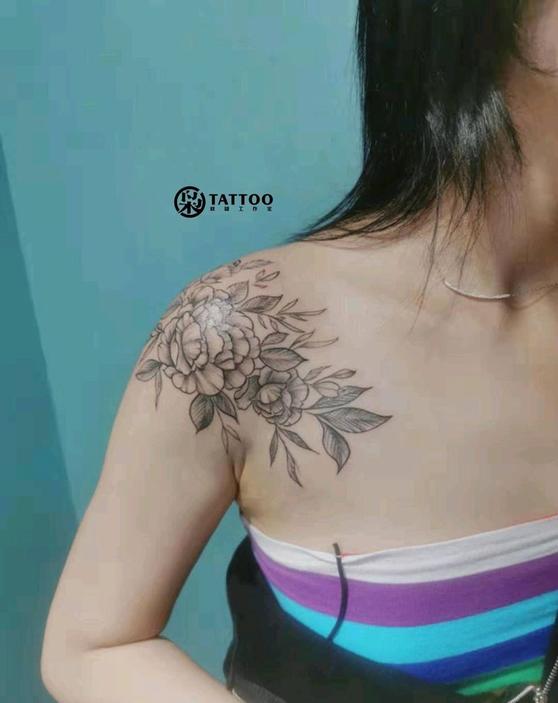 肩膀素花纹身图片_肩部纹身图案