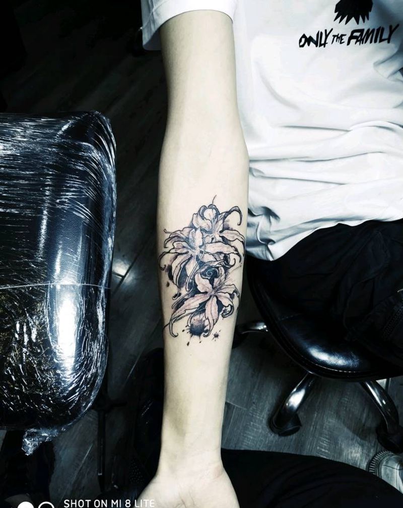 彼岸花纹身图片_手臂水墨纹身图案