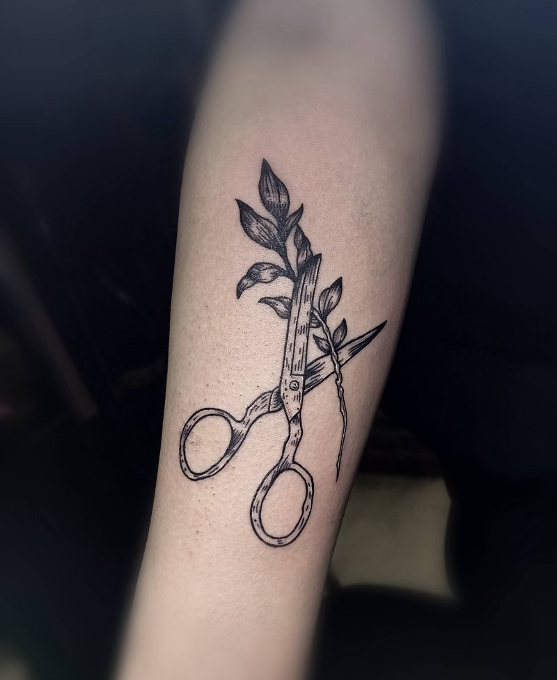 剪刀树枝纹身图片_手臂几何剪刀树枝纹身图案
