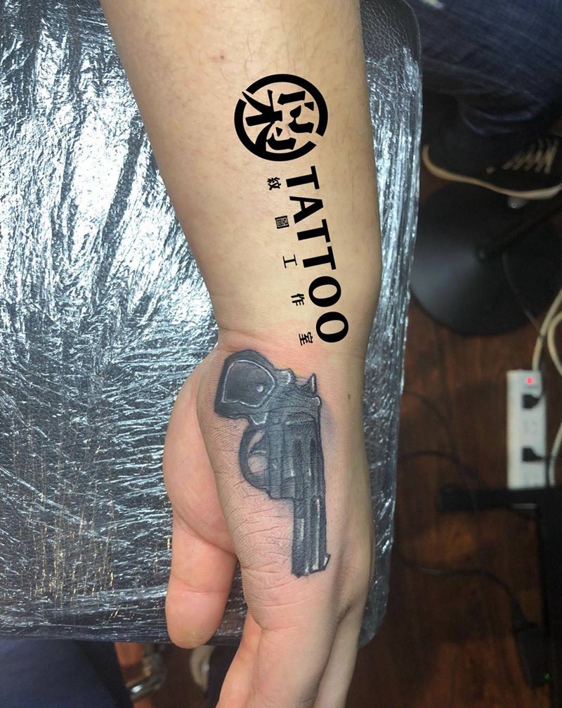 手枪遮盖纹身图片_手部纹身图案