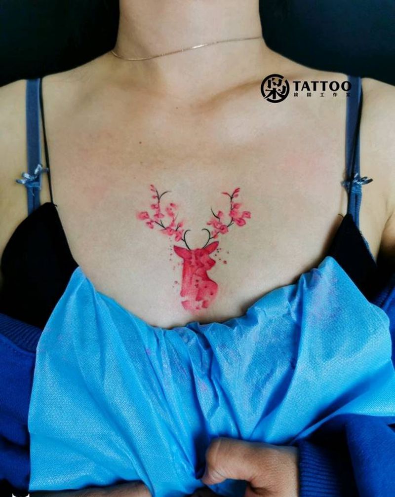 鹿纹身图片_胸部水彩纹身图案