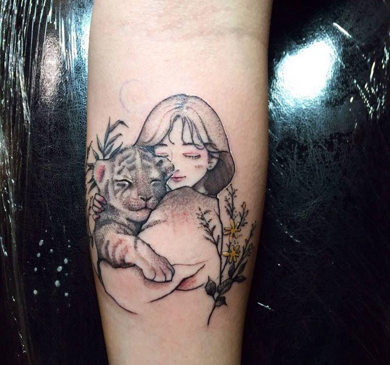 抱老虎的纹身图片