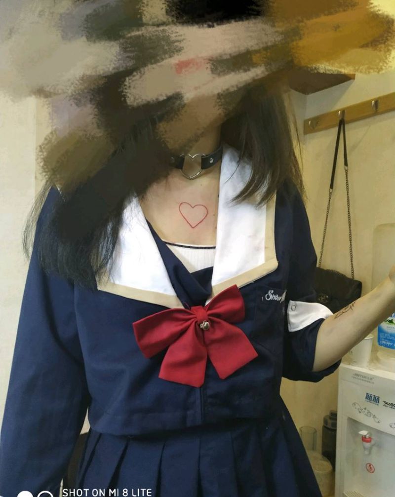 胸口红心纹身图片_胸部纹身图案