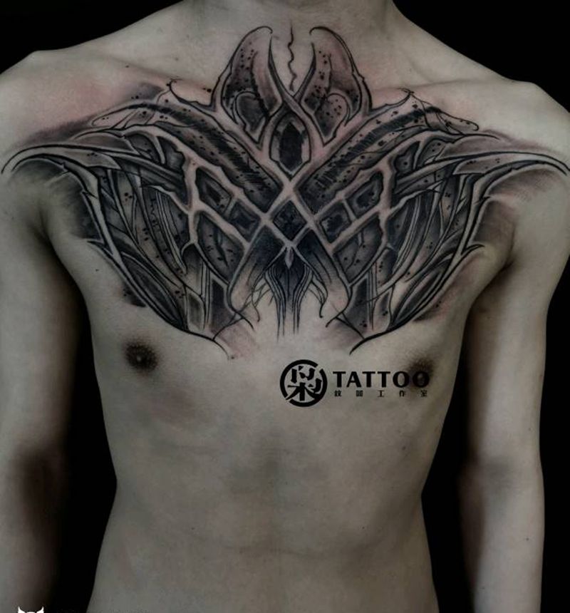 哥特奇卡诺纹身图片_胸部花体字纹身图案