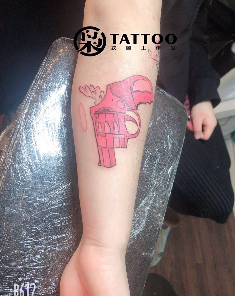 天使小手枪纹身图片