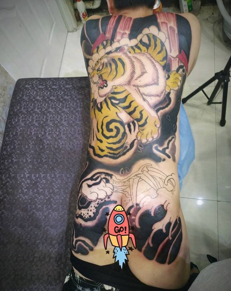 满背包臀皮皮虎纹身图片_背部老传统满背包臀老虎日式纹身图案