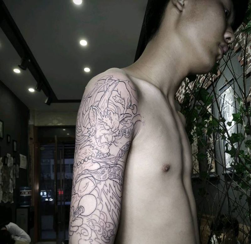 大臂雷神线条纹身图片_手臂新传统雷神纹身图案