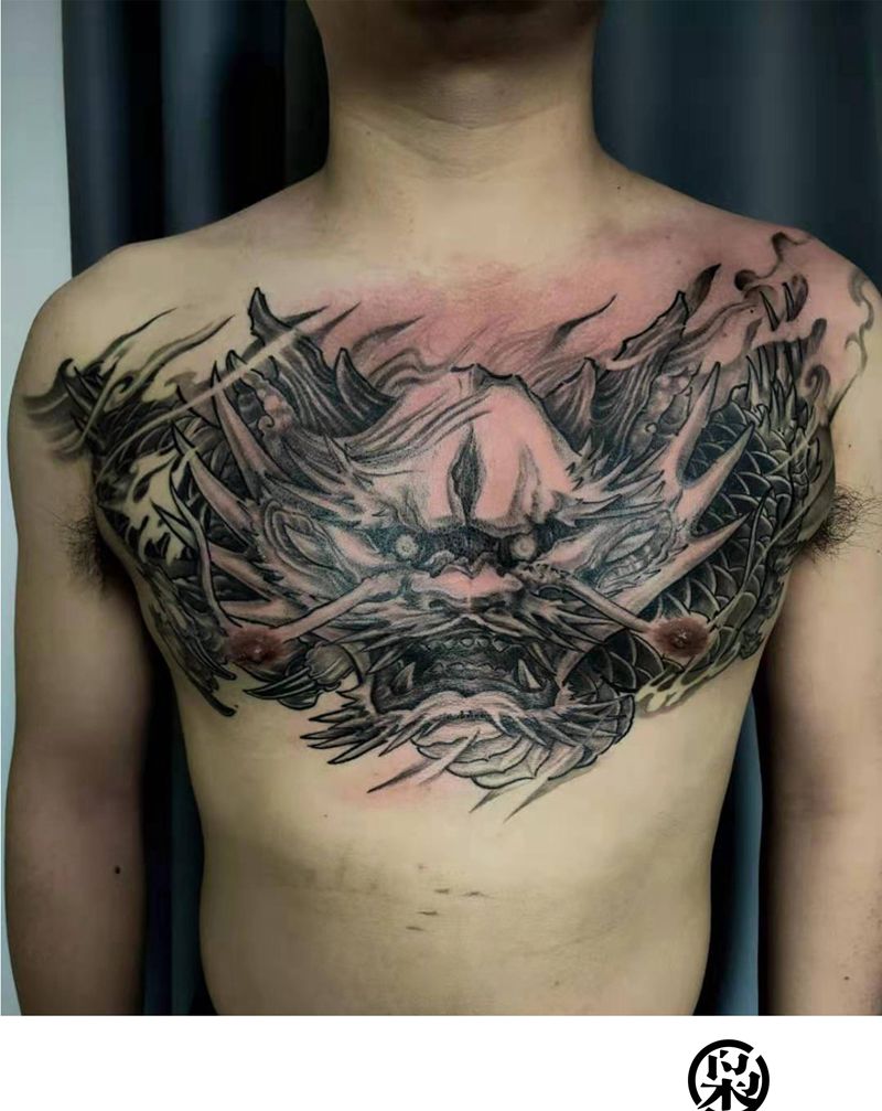 满胸龙纹身图片_胸部新传统纹身图案