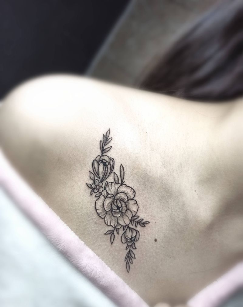 锁骨素花纹身图片_胸部点刺锁骨素花点刺纹身图案