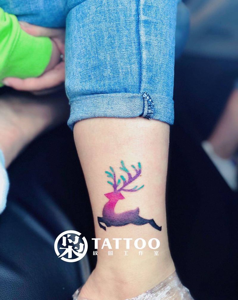 水彩麋鹿纹身图片_脚部纹身图案