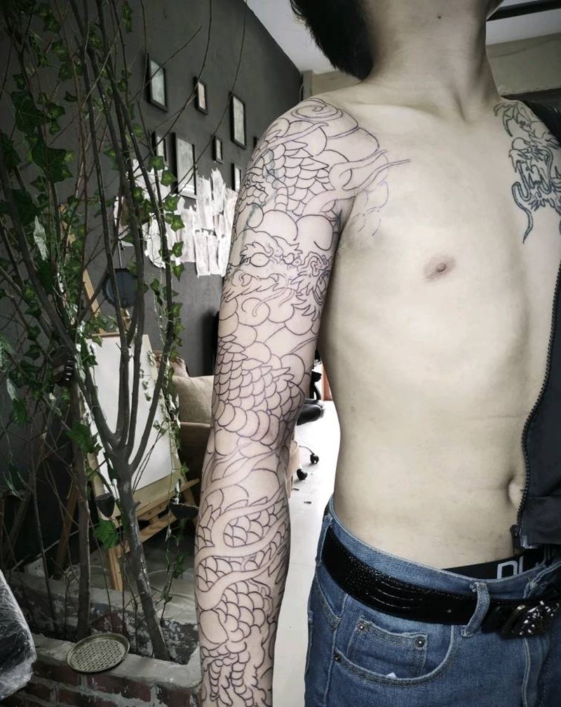 花臂遮盖第一遍线纹身图片_手臂老传统纹身图案