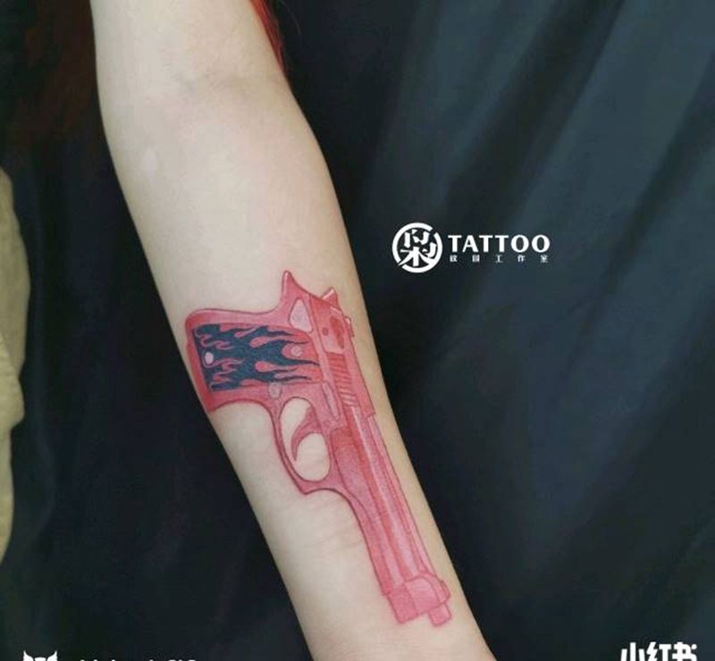 真粉系列，沙漠之鹰纹身图片_手臂纹身图案