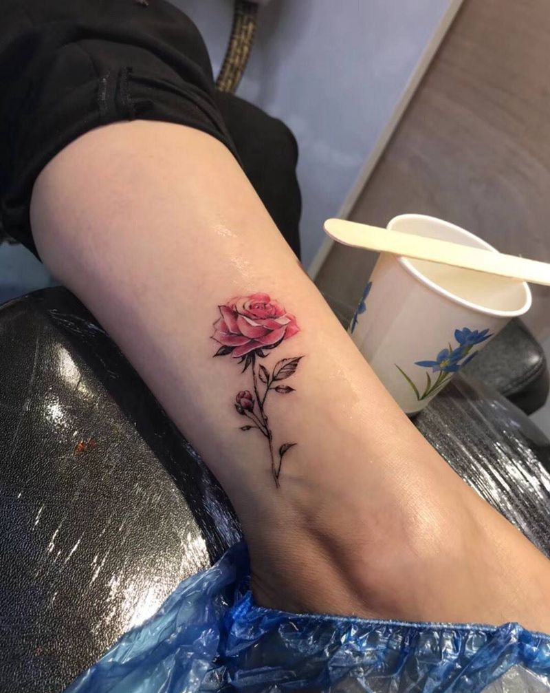 精致小玫瑰花。纹身图片