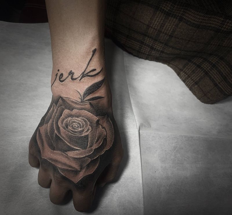 欧美写实玫瑰手背纹身图片_手部欧美写实纹身图案