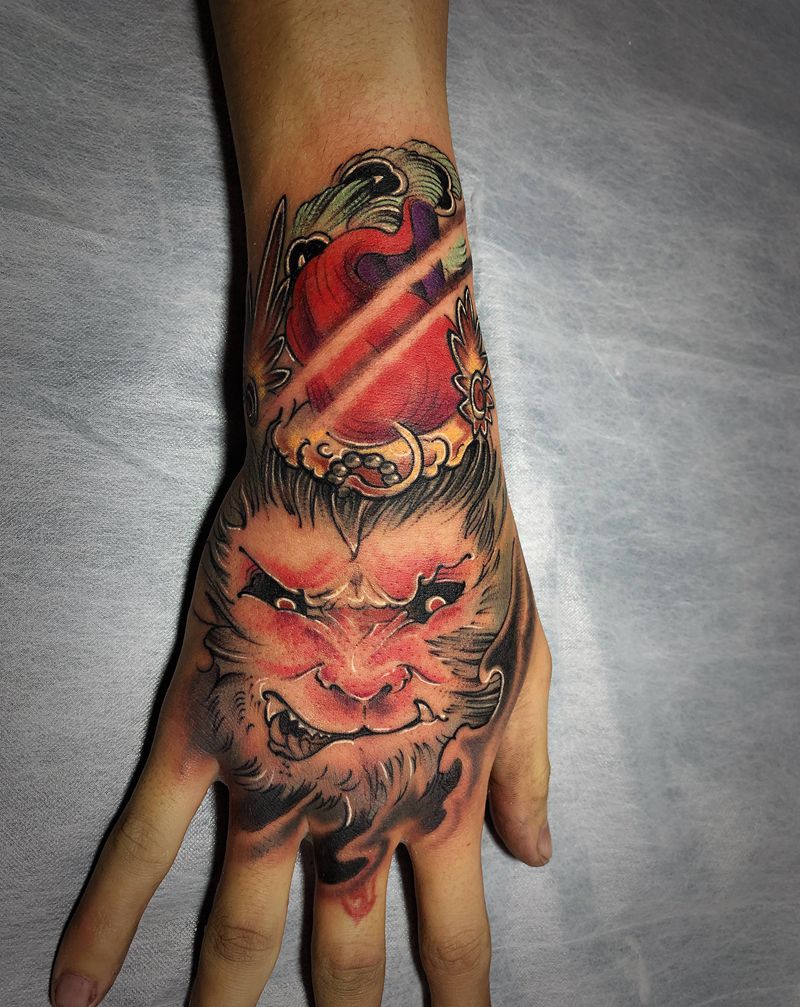 爆个手背  猴子纹身图片_手部新传统纹身图案