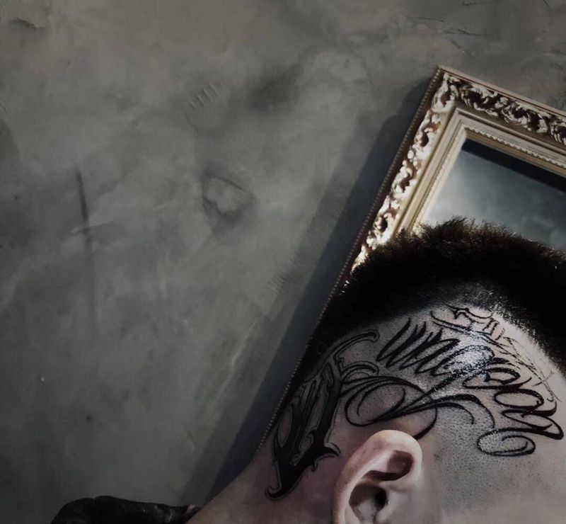 花体纹身图片_颈部花体字纹身图案