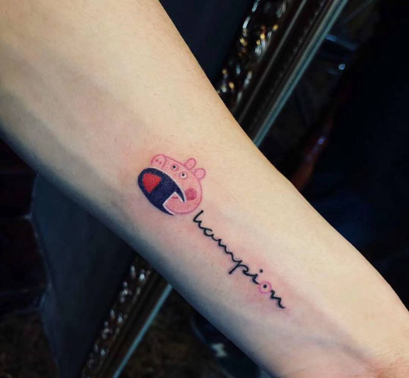 冠军佩奇联名版纹身图片_手臂水彩纹身图案