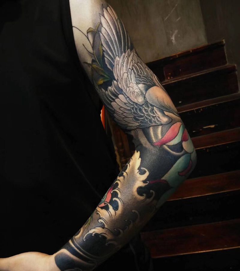 花臂鹤纹身图片_手臂老传统纹身图案
