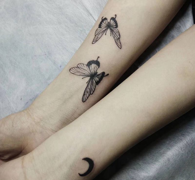 蝴蝶纹身图片_手臂手部点刺纹身图案