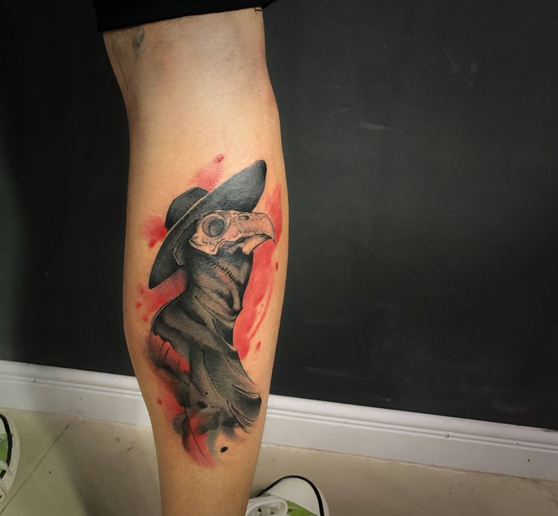 鸟嘴医生纹身图片_腿部水彩纹身图案