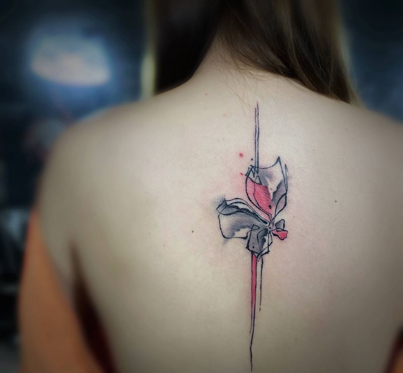 水墨脊椎纹身图片_背部水墨纹身图案