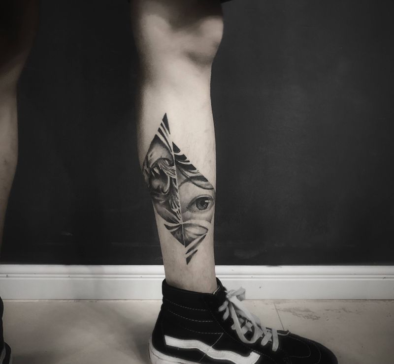 欧美写实眼睛纹身图片_腿部欧美写实纹身图案