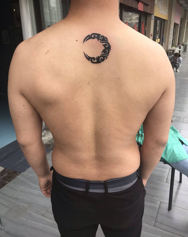 图腾纹身图片_背部几何纹身图案