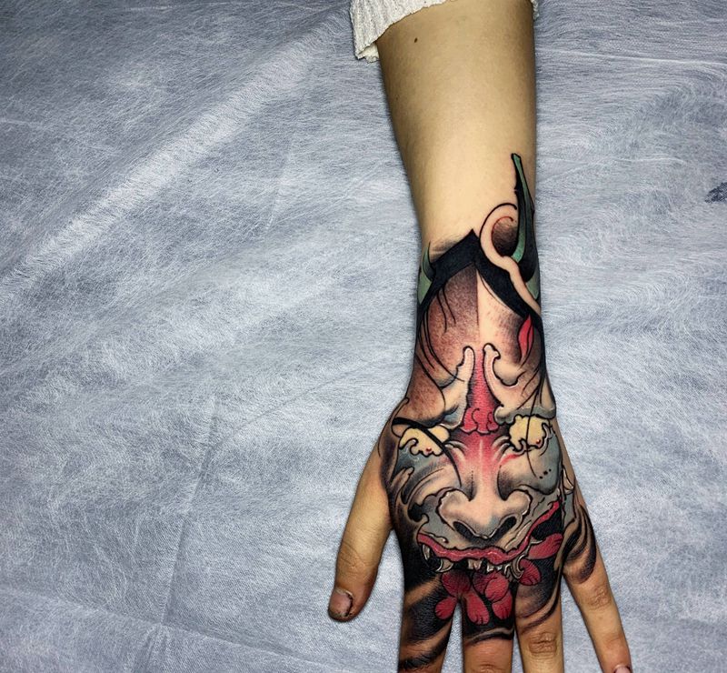 彩色般若手背纹身图片_手部新传统纹身图案