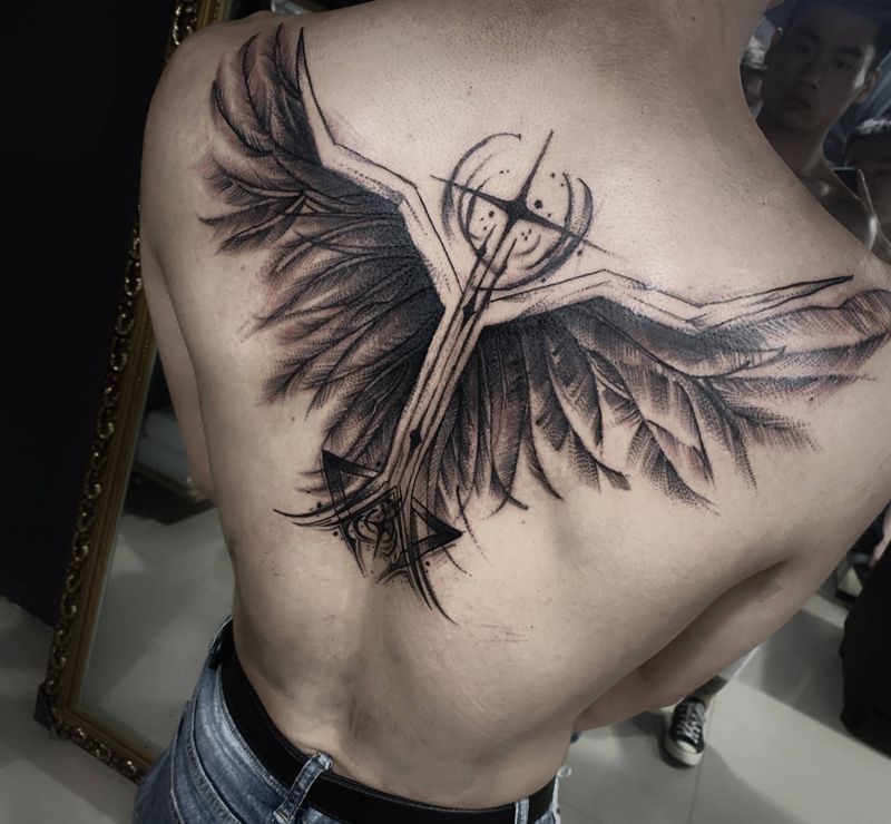 暗黑背部翅膀纹身图片_背部花体字纹身图案