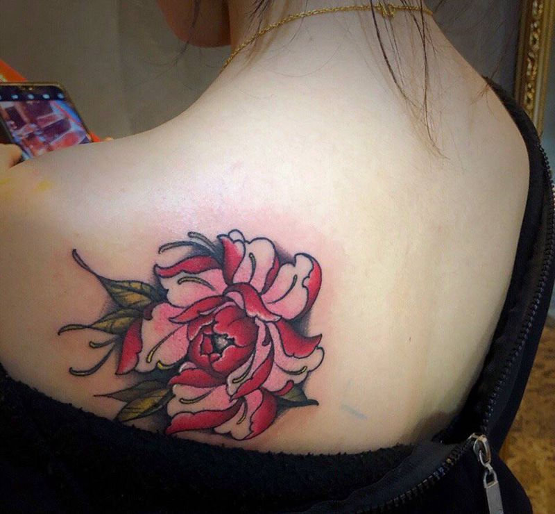 花，蝴蝶结纹身图片_背部腿部新传统纹身图案