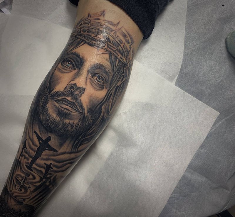 耶稣小腿纹身图片_腿部欧美写实纹身图案