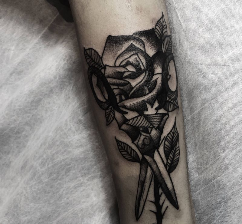 剪刀玫瑰纹身图片_手臂纹身图案