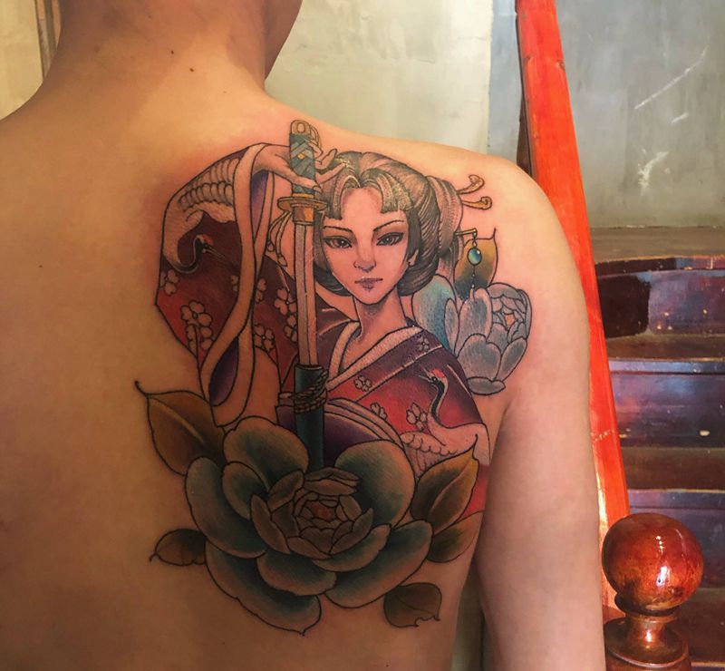 美女纹身图片_背部纹身图案