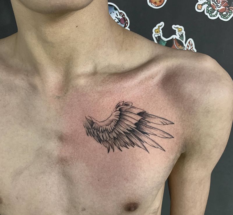 翅膀纹身图片_胸部欧美写实纹身图案