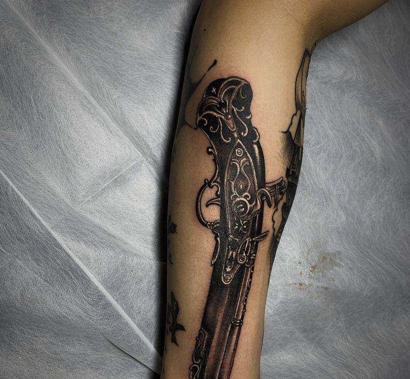 火药枪纹身图片_手臂欧美写实纹身图案