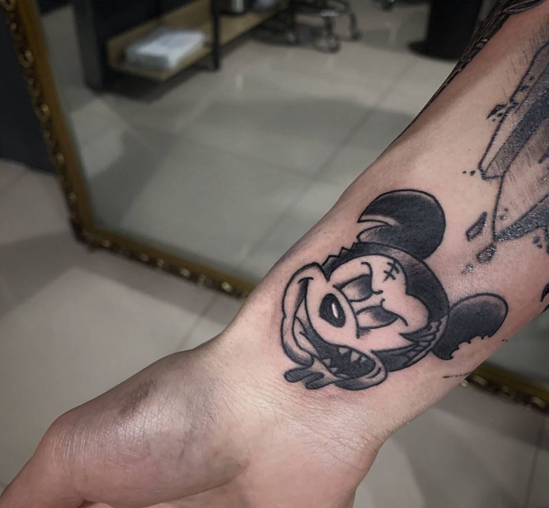 店内小图纹身图片_手部腿部Old School水彩纹身图案