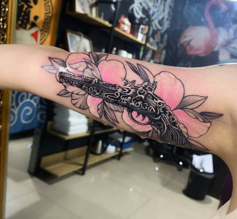 火药枪纹身图片_手臂欧美写实点刺纹身图案