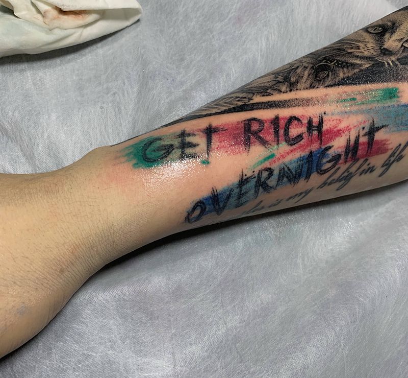 英文一夜暴富纹身图片_手臂水彩纹身图案