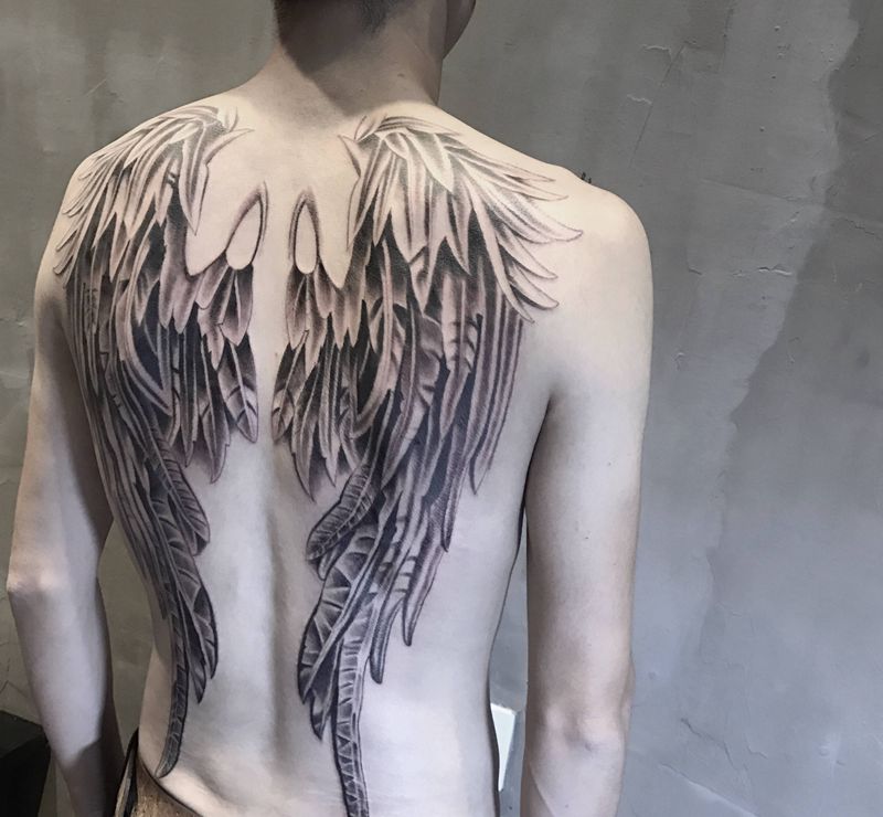 翅膀纹身图片_背部纹身图案