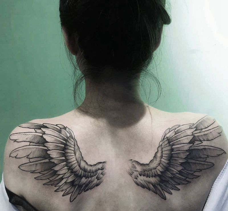 翅膀纹身图片_背部纹身图案