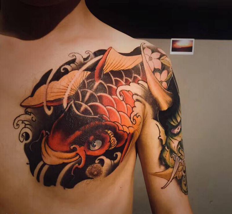 半胛纹身图片_胸部纹身图案