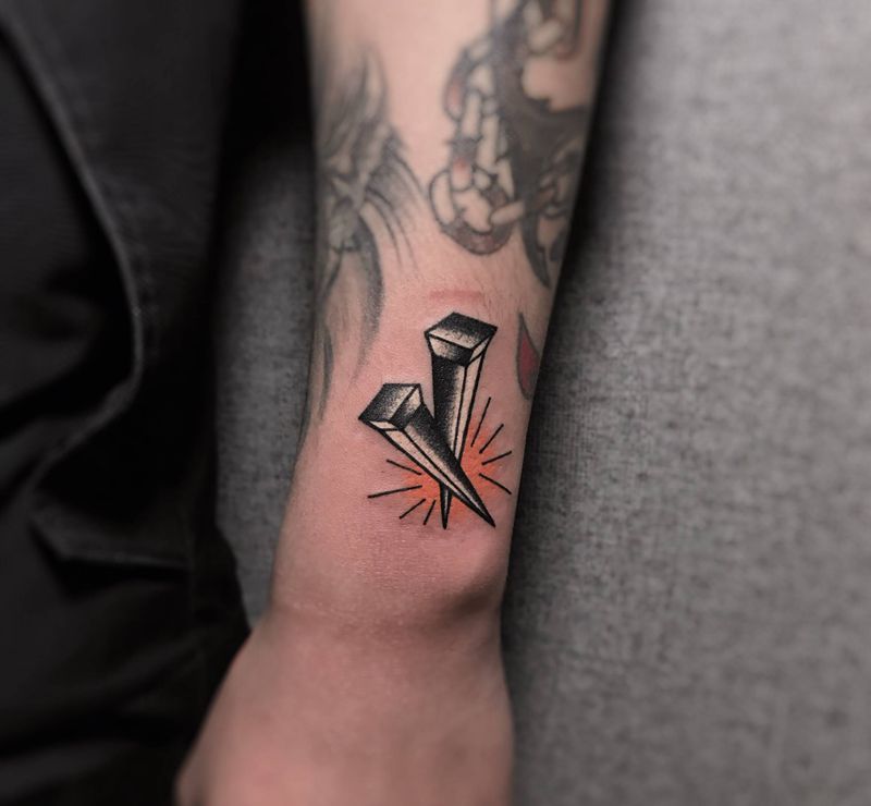 钉子纹身图片手臂手部oldschool纹身图案