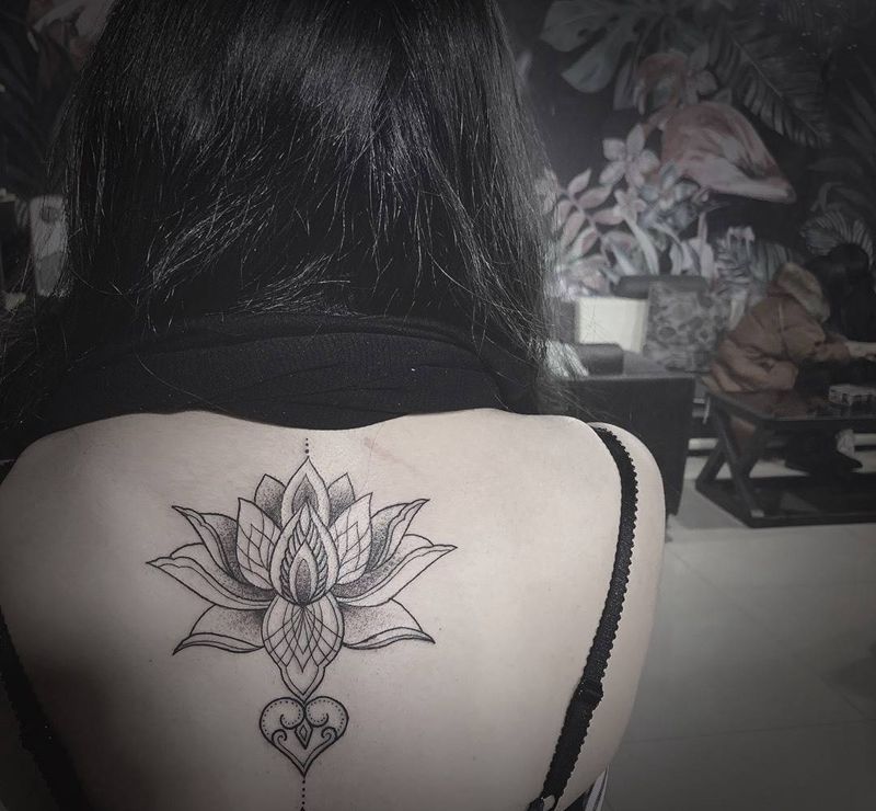 脊椎梵花纹身图片