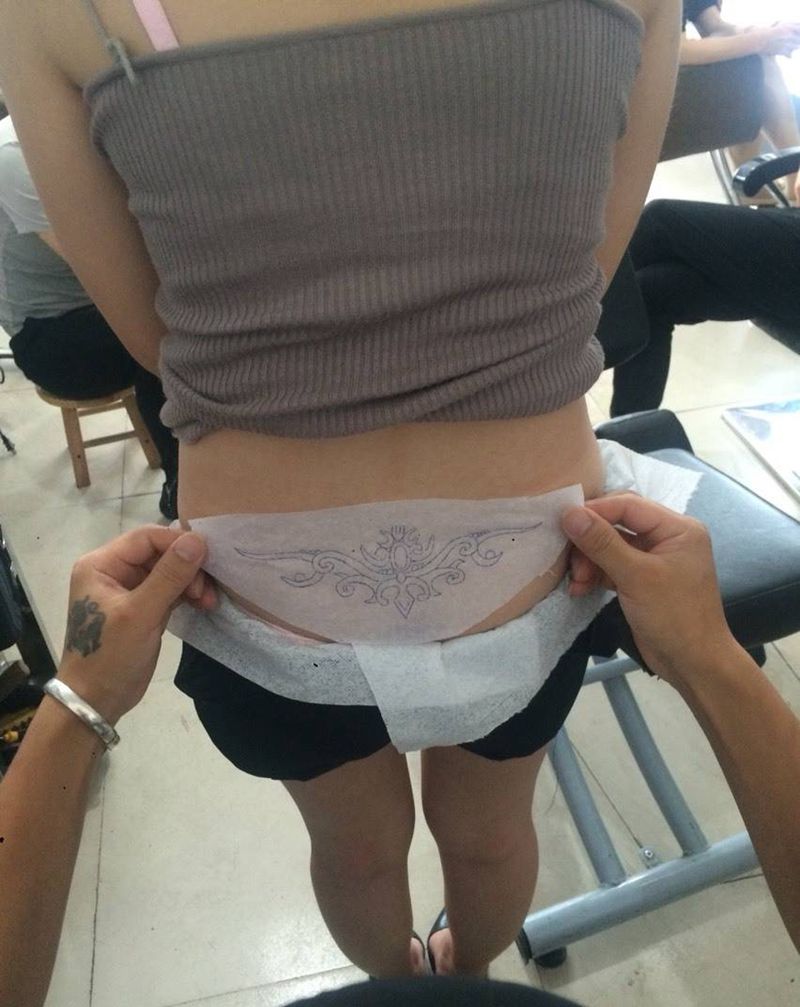 藤蔓腰花纹身图片