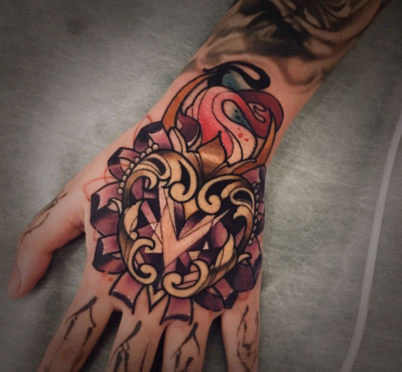 水晶之心纹身图片