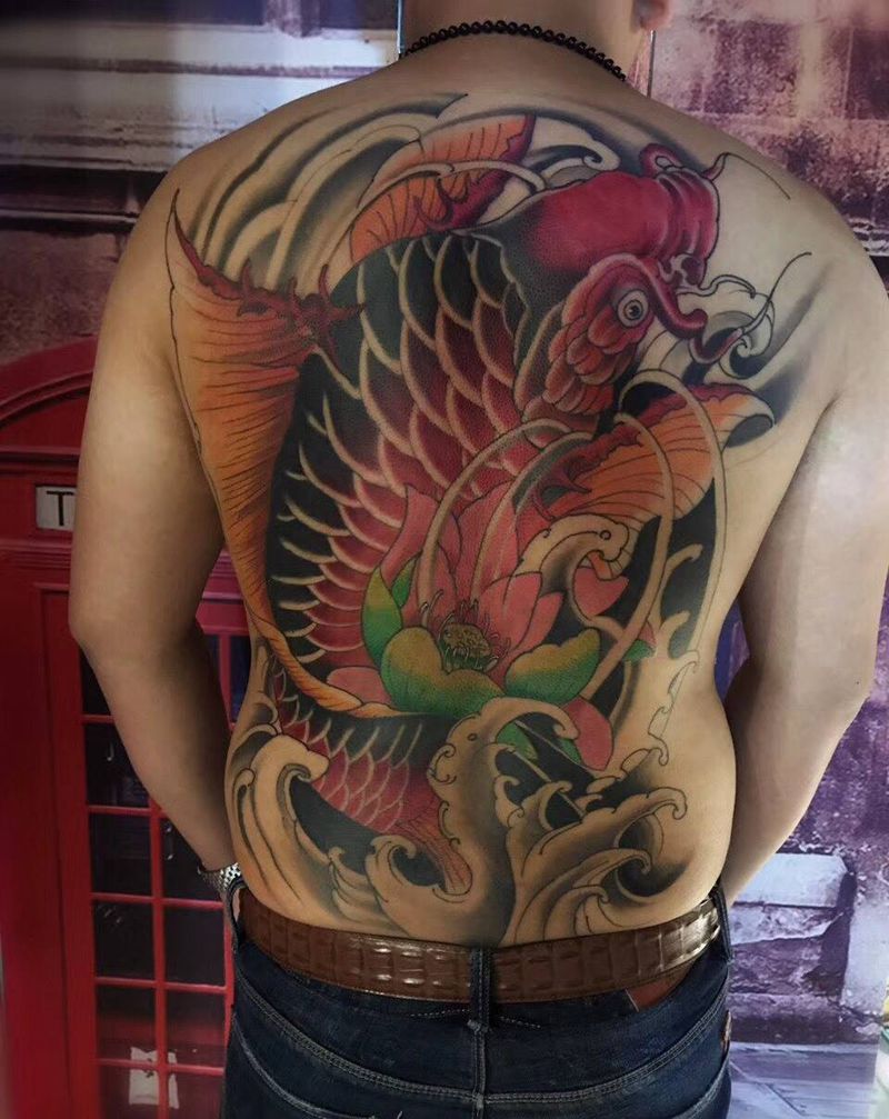 满背鲤鱼纹身图片_成品背部传统动物纹身图案